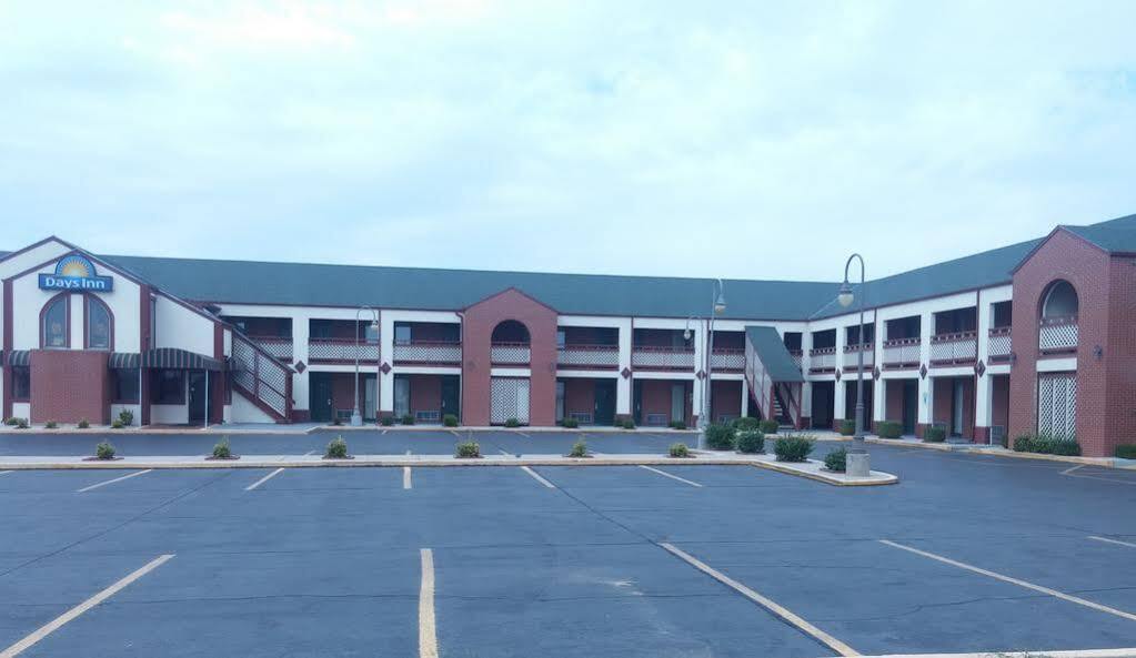Days Inn By Wyndham Wichita West Near Airport Exterior photo